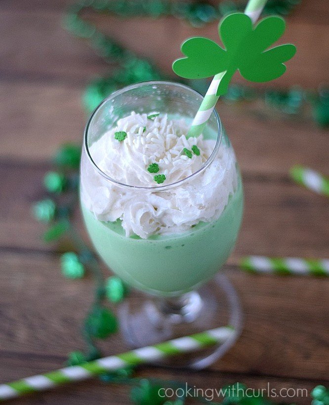 Boozy Shamrock Shake Recette de cocktail vert St Patricks Day