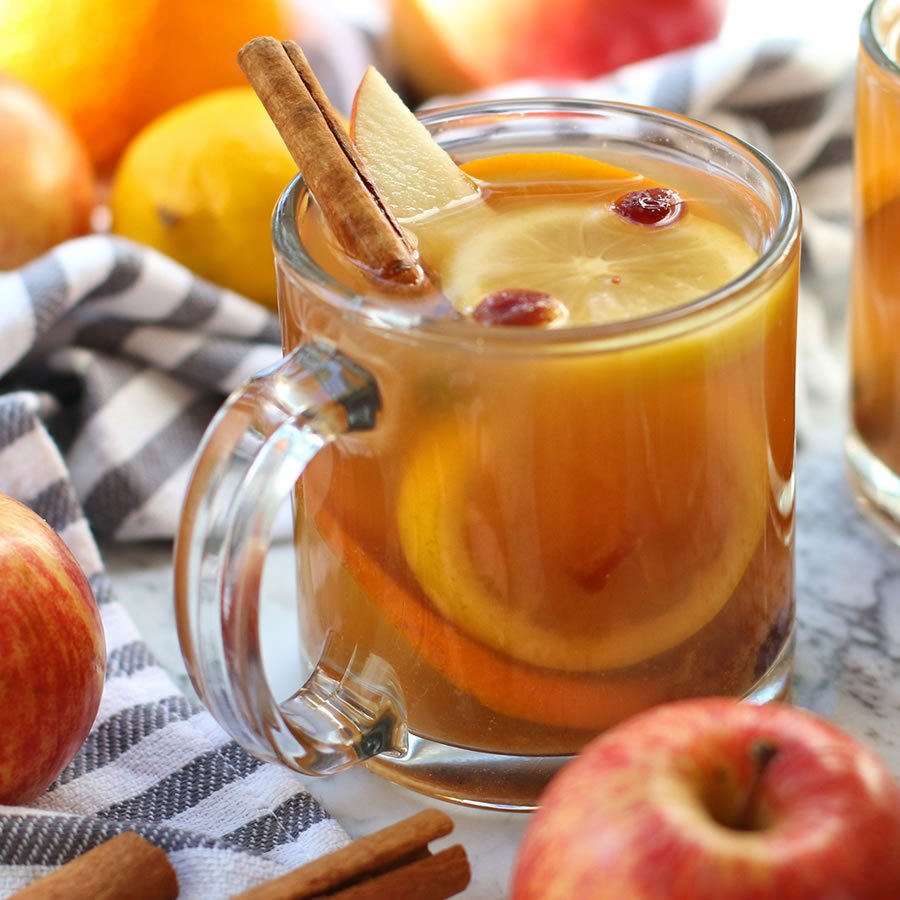 tasse claire de cidre de pomme chaud épicé et chaud boisson d'automne bâtons de cannelle stévia