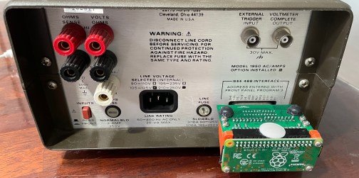 Module d'interface GPIB installé à l'arrière du multimètre numérique