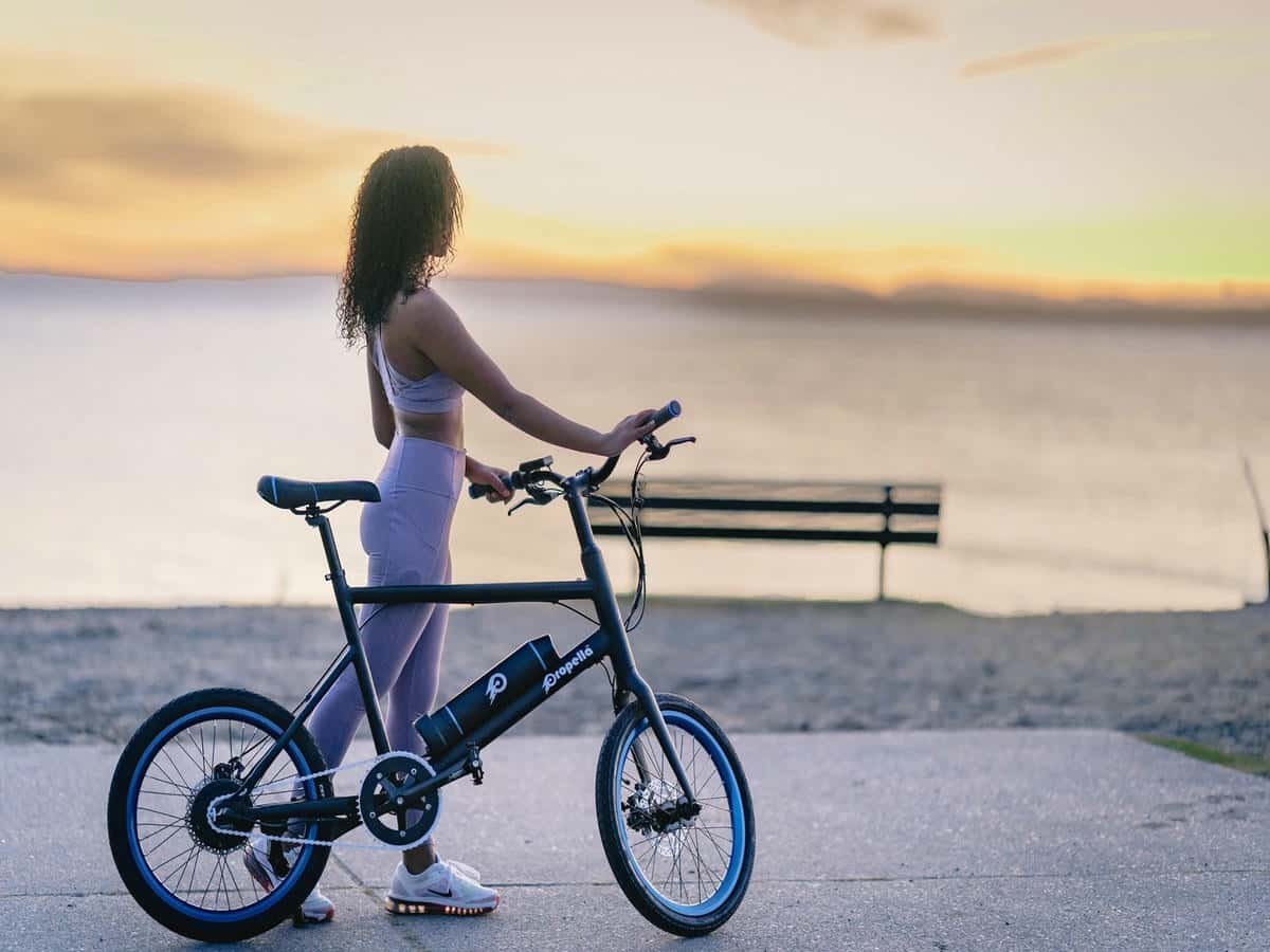 Femme debout avec Propella Mini EBike devant le lac