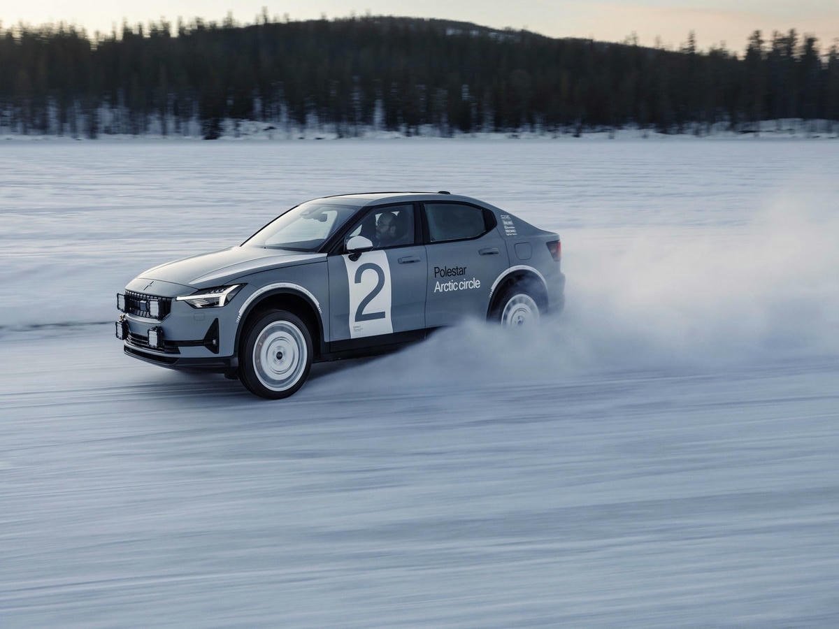 Polestar 2 roulant dans la neige