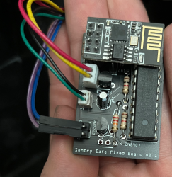 La conception de la carte intermédiaire, avec un module ATMega et un module ESP-01 dessus, trois câbles à deux fils à extrémité de connecteur s'éloignant de la carte.