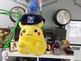 Quelque part derrière Pikachu, il y a une radio collection.