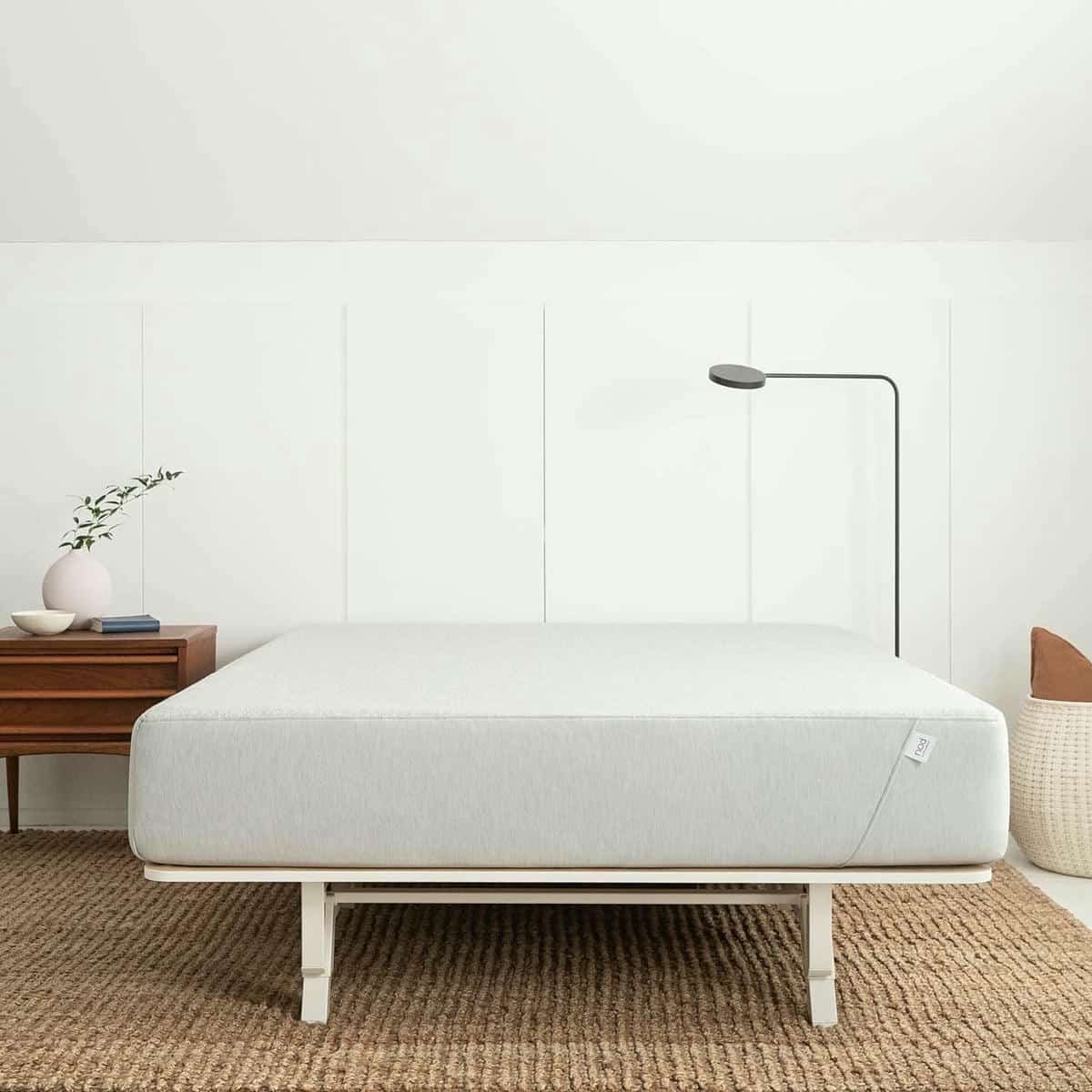 Nod matelas par Tuft et Needle sur cadre de lit dans une chambre moderne