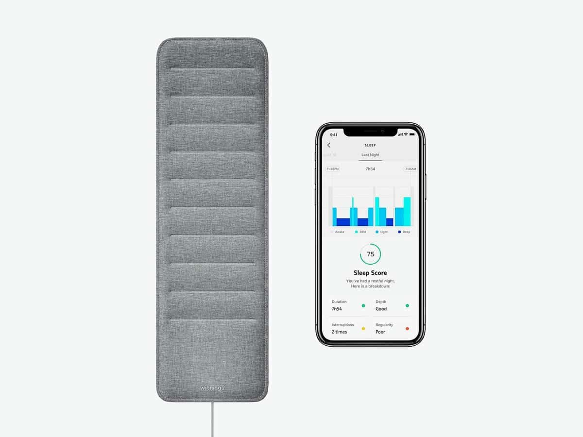 Withings Sleep Tracking Mat à côté de l'iPhone affichant l'application Withings