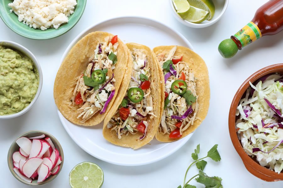 Tacos au poulet au chili vert de 20 minutes sur une assiette avec du chou aux tomates et au fromage