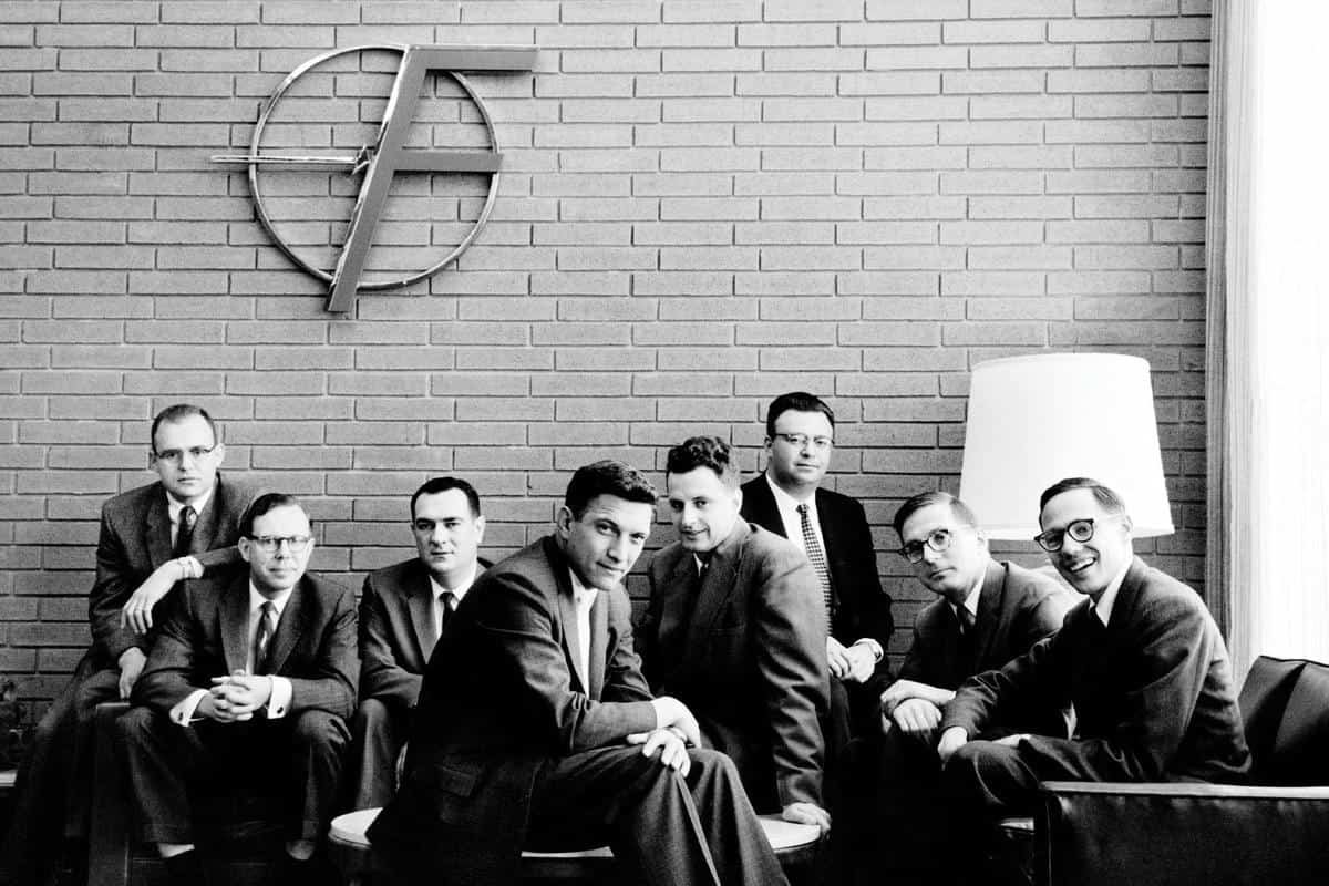 De gauche à droite : Gordon MOORE, C. Sheldon ROBERTS, Eugene KLEINER, Robert NOYCE, Victor GRINICH, Julius BLANK, Jean HOERNI et Jay LAST.