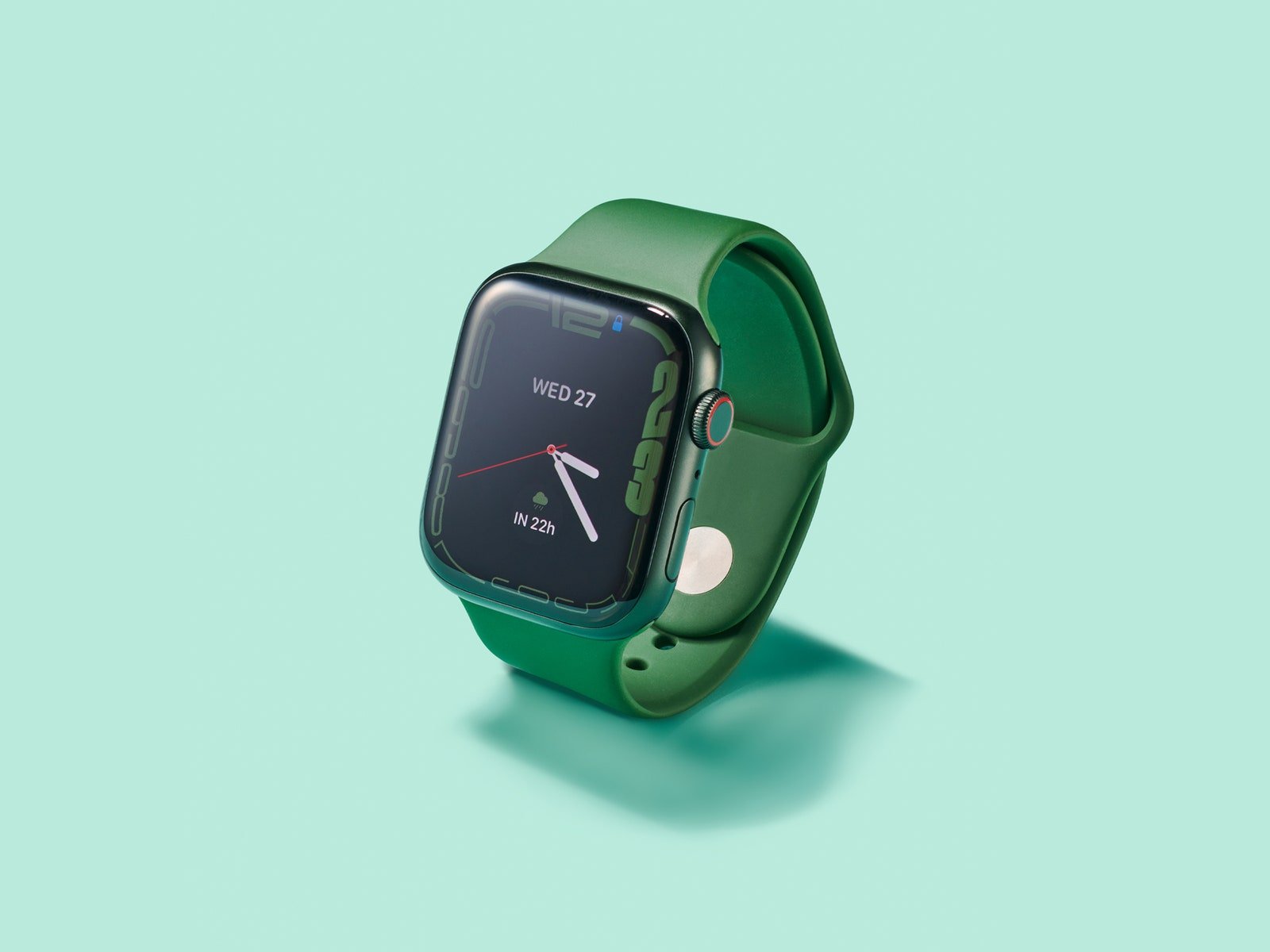 Apple Watch Series 7 sur fond vert clair