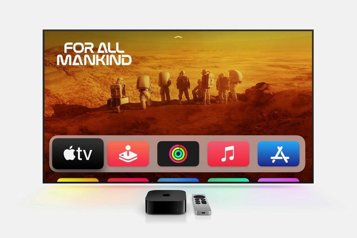 Apple TV et télécommande devant la télévision affichant des applications et l'émission For All Mankind.