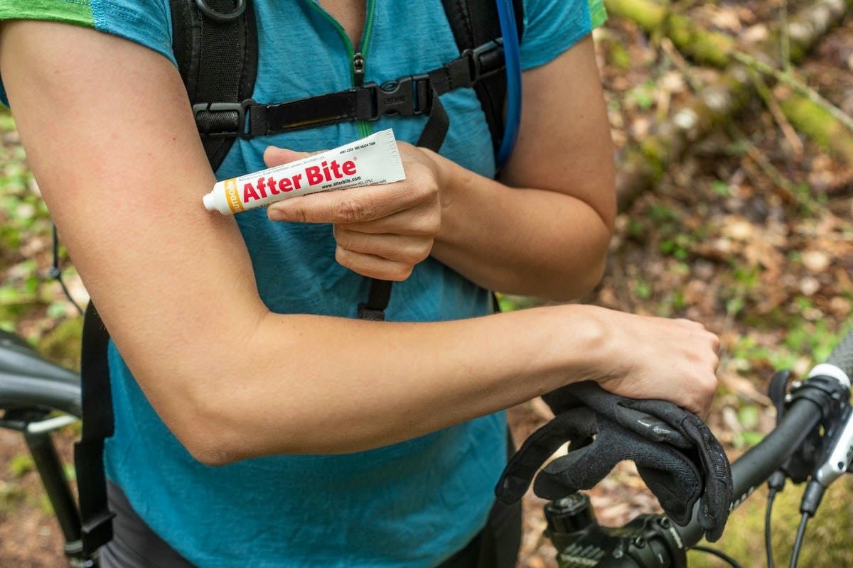 Personne appliquant un médicament After Bite sur son bras