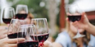 10 raisons de boire du vin rouge lors d'un repas de famille