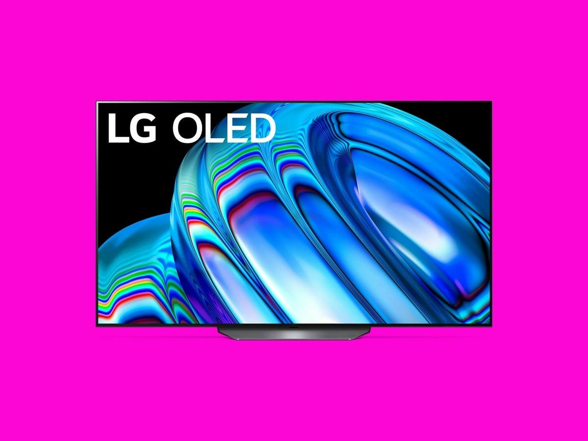 Téléviseur OLED LG B2 sur fond rose