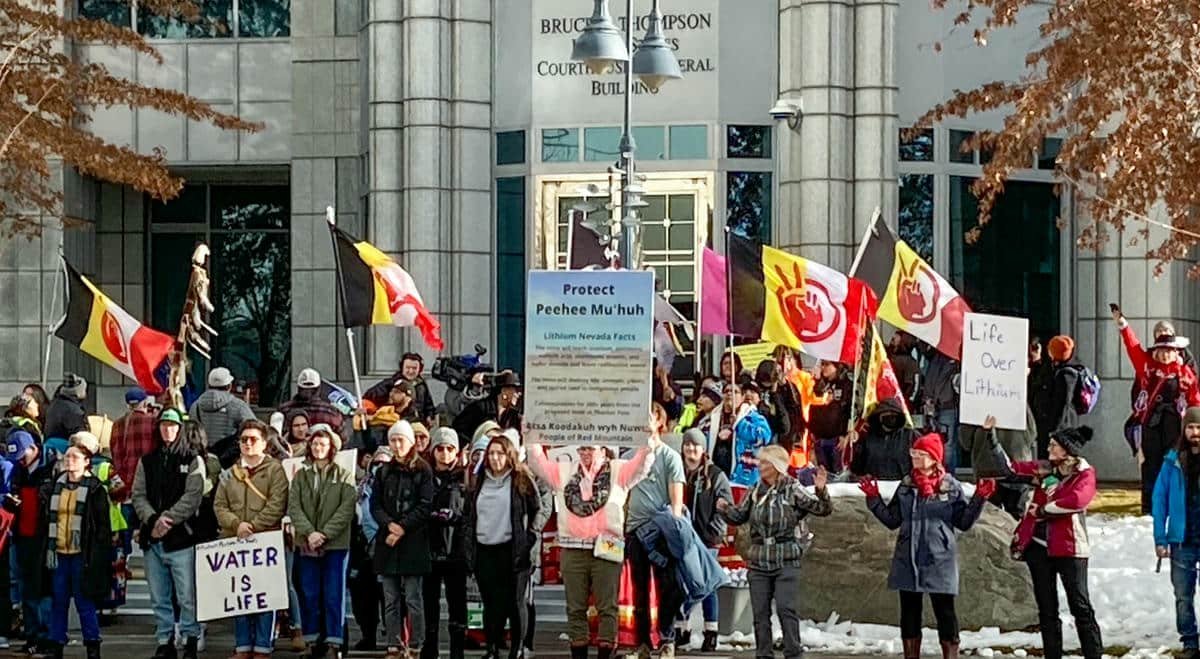 Les manifestants d'une mine de lithium devant le palais de justice fédéral à Reno NV