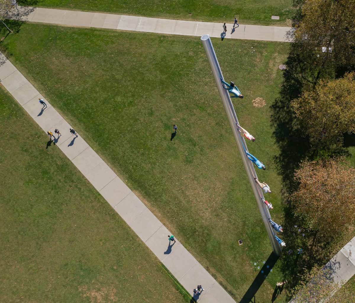 Vue aérienne d'étudiants en passant devant le Walk to the Sky Monument à Pittsburgh Carnegie Private University