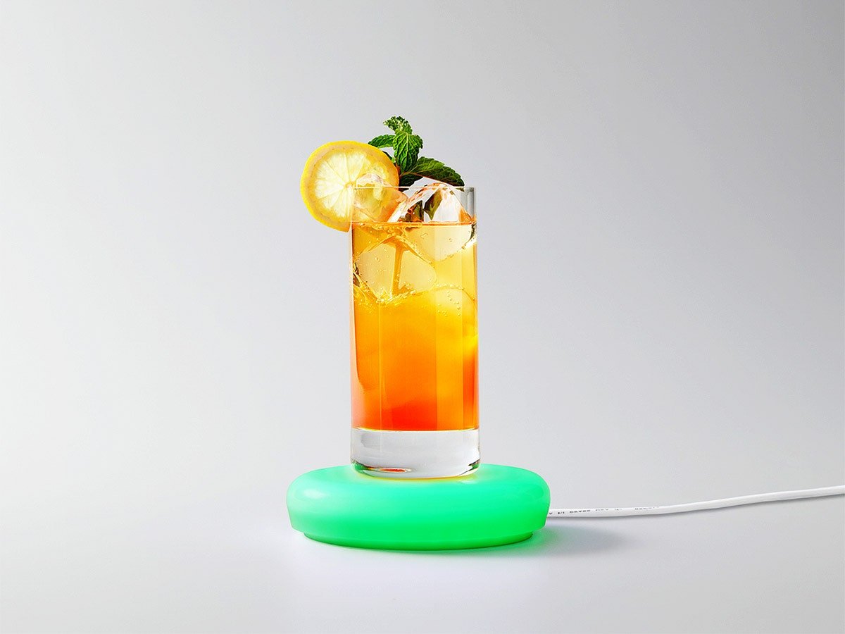 Barsys Smart Coaster allumé en vert avec une boisson finie reposant sur le dessus