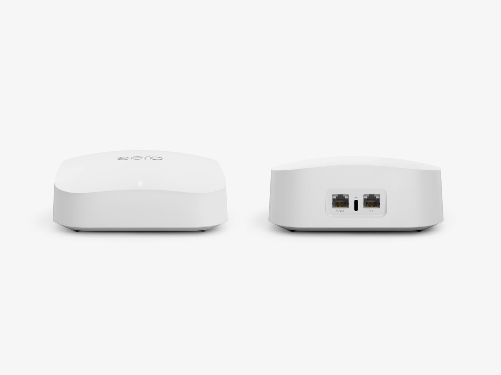 Routeurs Eero Pro 6E côte à côte montrant l'avant et l'arrière de l'appareil