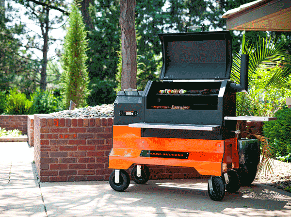 2023 Yoder Smoker Grill sur une terrasse extérieure avec des grillades à l'intérieur