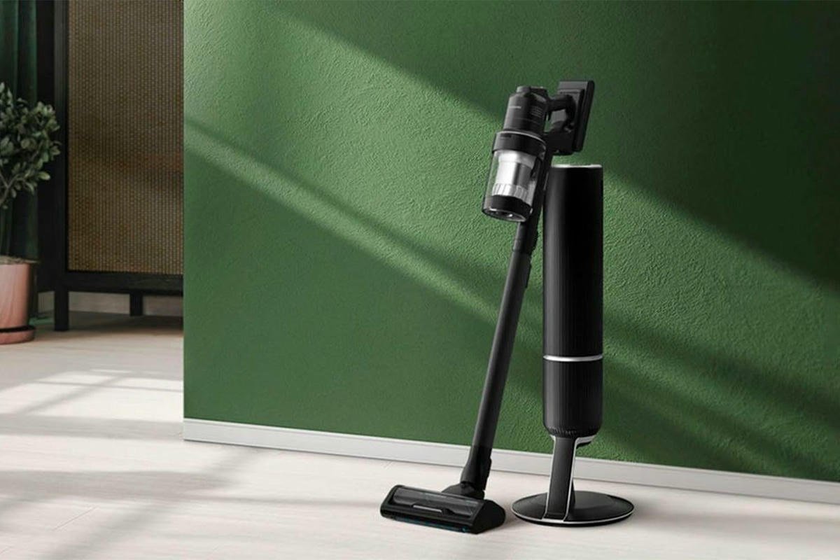 Aspirateur Samsung Bespoke Jet AI appuyé contre un mur à l'intérieur d'une pièce