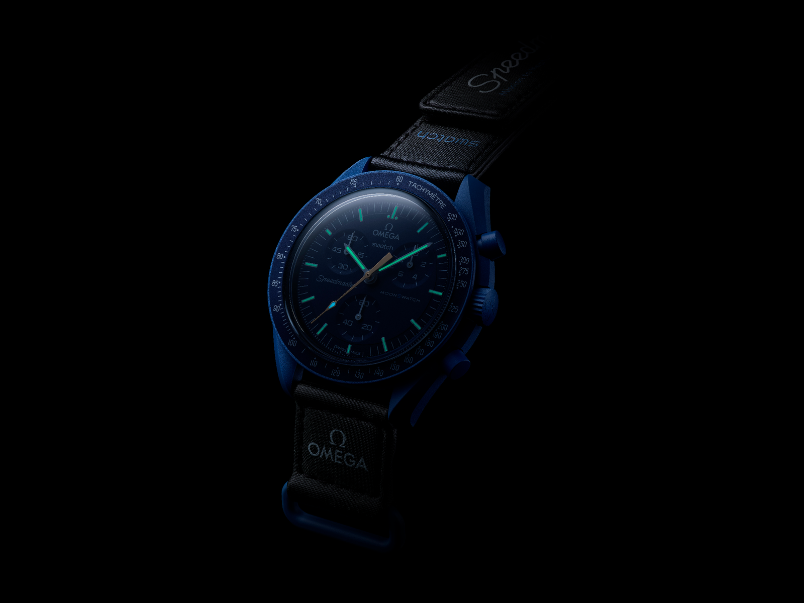 Le cadran de la montre MoonSwatch Neptune brille dans le noir