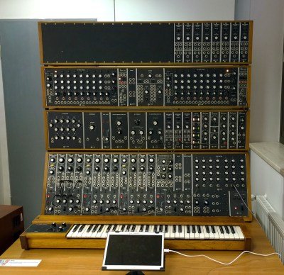 Un synthétiseur modulaire Moog de 1973