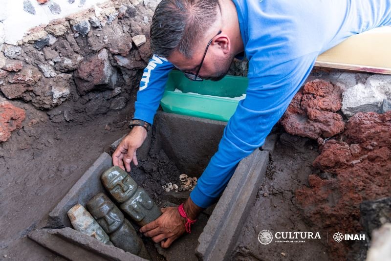 La découverte a été faite par les archéologues Alejandra Aguirre Molina et Antonio Marín Calvo, travaillant sous la direction de...