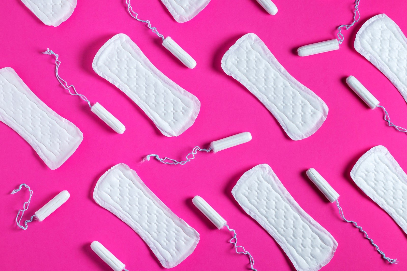 Produits menstruels disposés sur fond rose