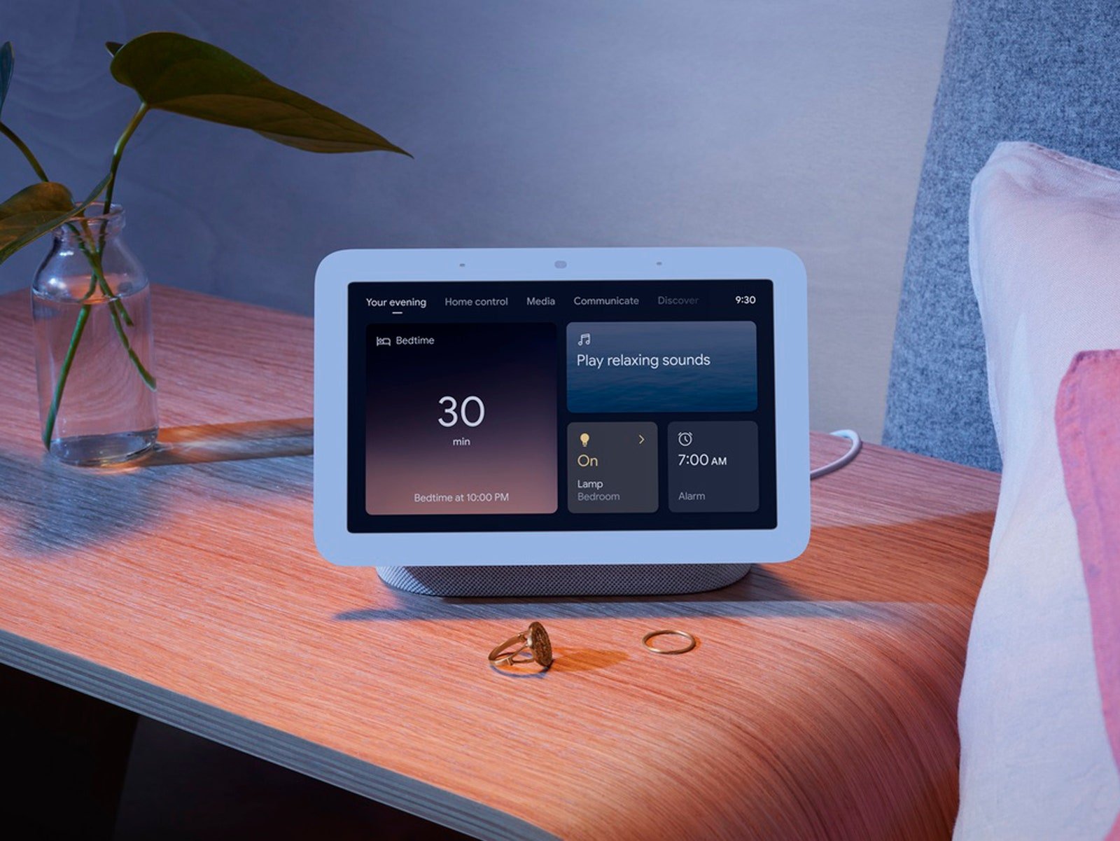 Google Nest Hub sur table de nuit