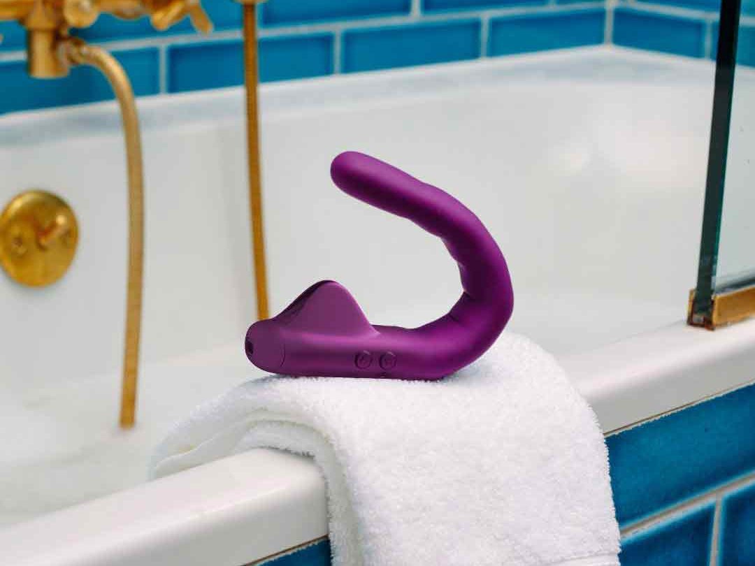 Sextoy MysteryVibe Crescendo posé sur une serviette près du bord d'une baignoire