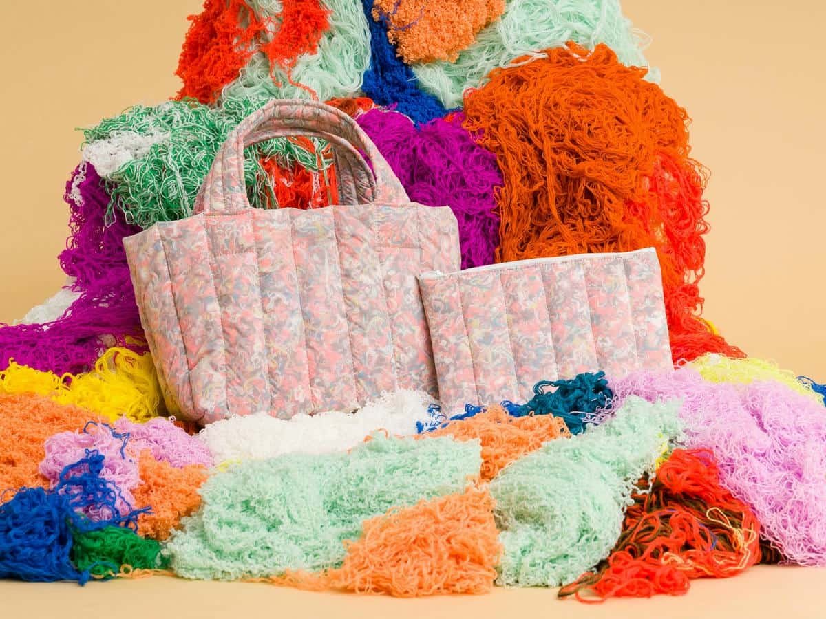 Sacs fourre-tout et pochettes Verloop reposant sur une pile de fils colorés