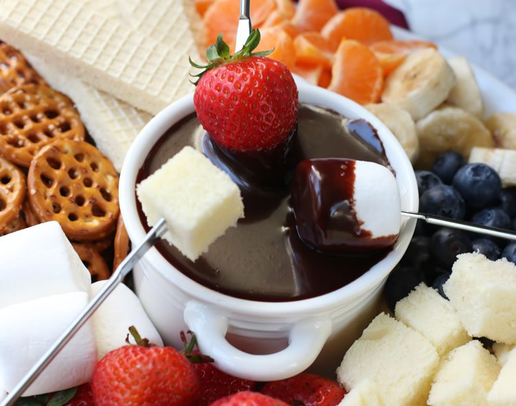 Délicieuse fondue au chocolat, caramel et marsala à 4 ingrédients avec vin de cuisine Holland House