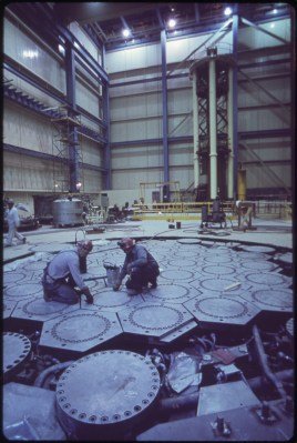 Plancher de ravitaillement au Fort Saint Vrain HTGR, 1972. (Crédit : Bruce McAllister, EPA)