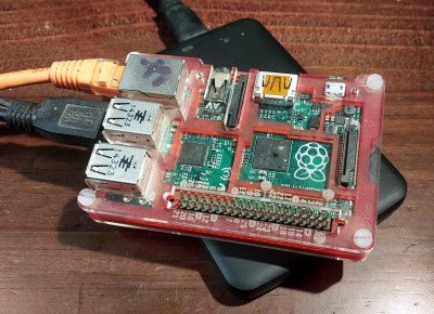 Un Raspberry Pi modèle B posé sur un boîtier de disque dur USB