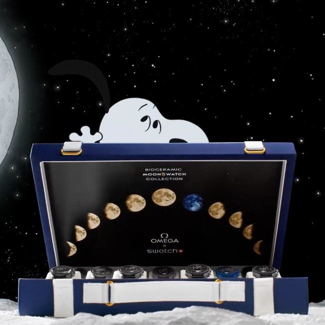 Snoopy assis sur une mallette pleine de montres dans l'espace