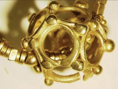 La perle d'or polyédrique de Khao Sam Kaeo, dans la péninsule orientale de la Thaïlande, est stylistiquement identique à celles d'Oc Eo dans le delta du Mékong, et à de nombreuses perles similaires provenant des sites Pyu en Birmanie.  (Crédit : Bennett, 2009)