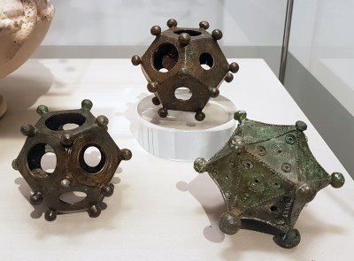 Deux dodécaèdres romains antiques en bronze et un icosaèdre (3e s. après J.-C.) au Rheinisches Landesmuseum de Bonn, en Allemagne.  (Crédit : Kléon3, Wikimédia)