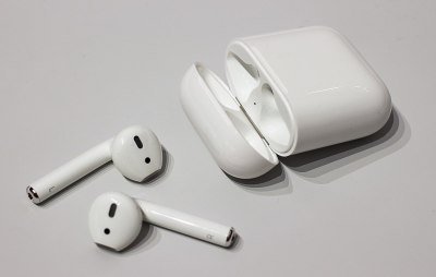 Un ensemble d'Apple Airpods et leur étui