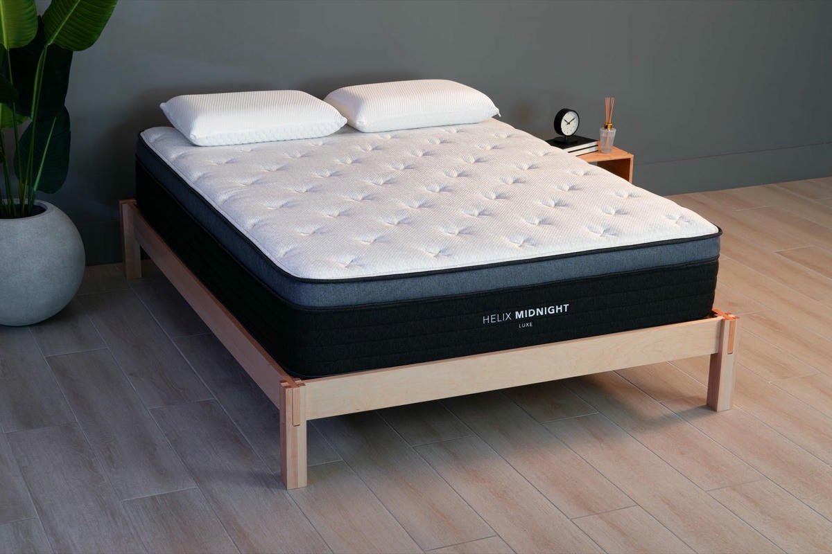 Matelas Helix Midnight Luxe sur cadre de lit