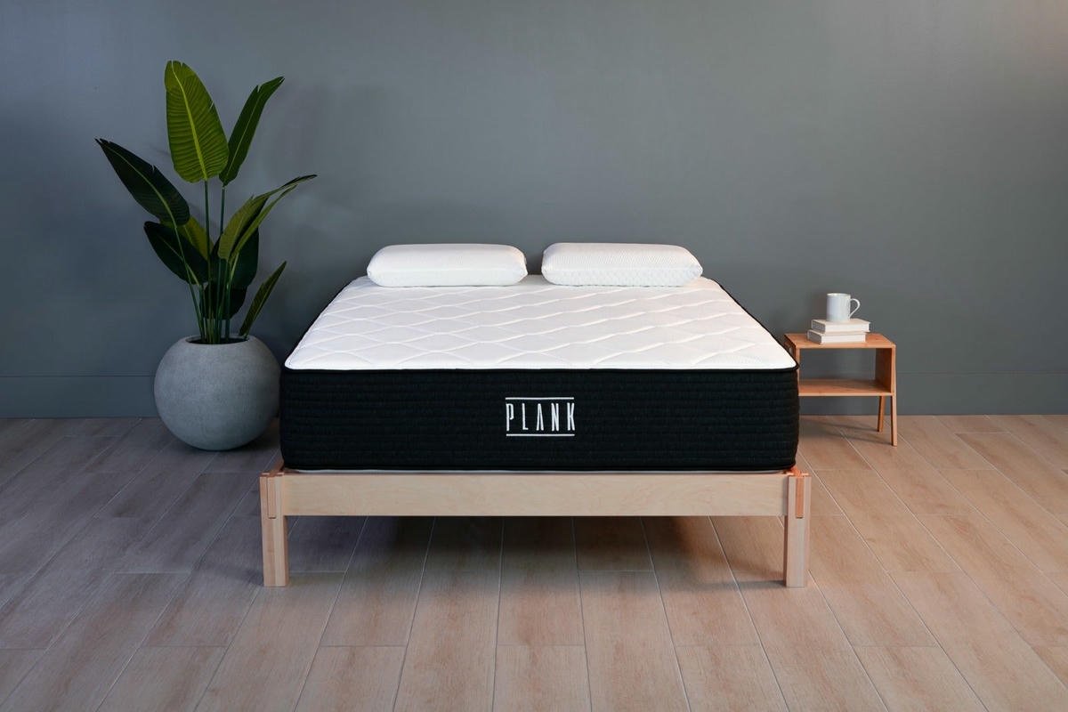 Matelas Plank Firm Luxe sur cadre de lit