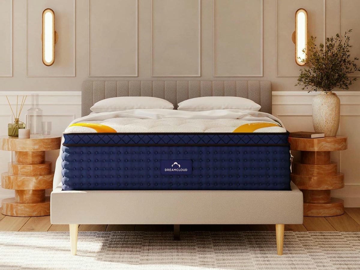 Matelas DreamCloud Hybrd sur un cadre de lit