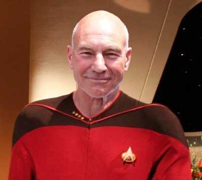 Patrick Stewart, dans le rôle du capitaine Jean-Luc Picard.  Image composite, via Wikimedia commons.