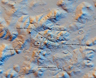 Carte LiDAR de Tikal mettant en évidence certains de ses réservoirs (adaptée de la référence 59, figure 2). Image d'ombrage dérivée du LiDAR créée par Francisco Estrada-Belli de l'Initiative LiDAR PAQUNAM avec des ajouts de Christopher Carr et Nicholas Dunning.