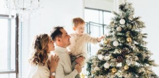 10 raisons de décorer votre sapin en famille