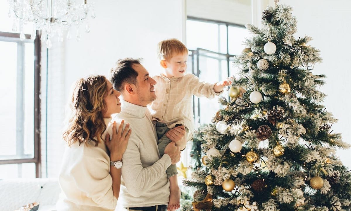 10 raisons de décorer votre sapin en famille