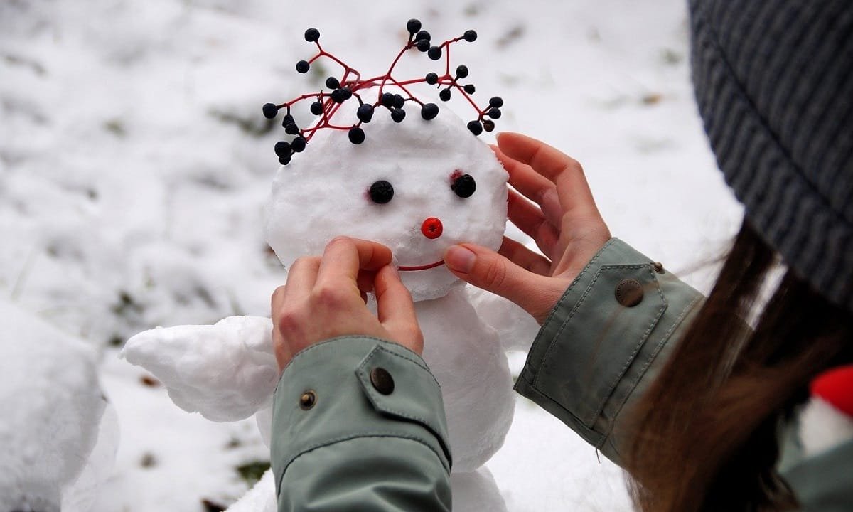 10 raisons de s'amuser à construire un bonhomme de neige