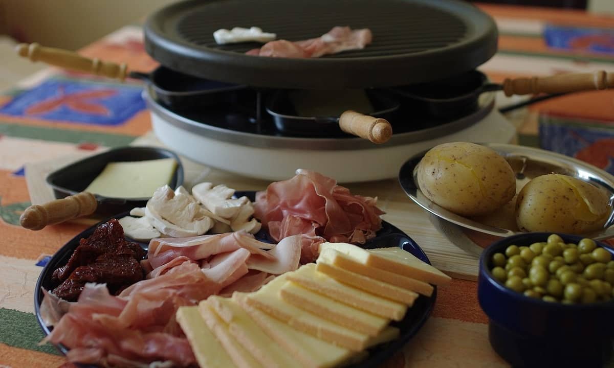 10 raisons de manger une raclette en hiver pour un repas convivial et réconfortant