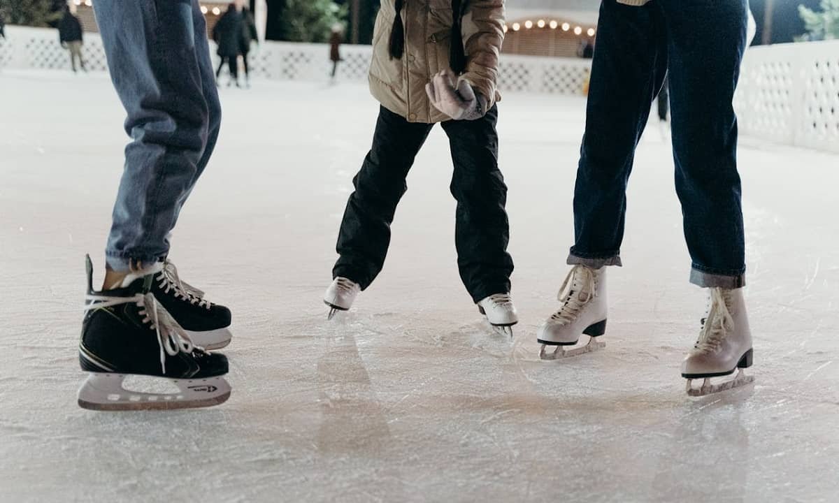 10 raisons de pratiquer le patinage sur glace en famille