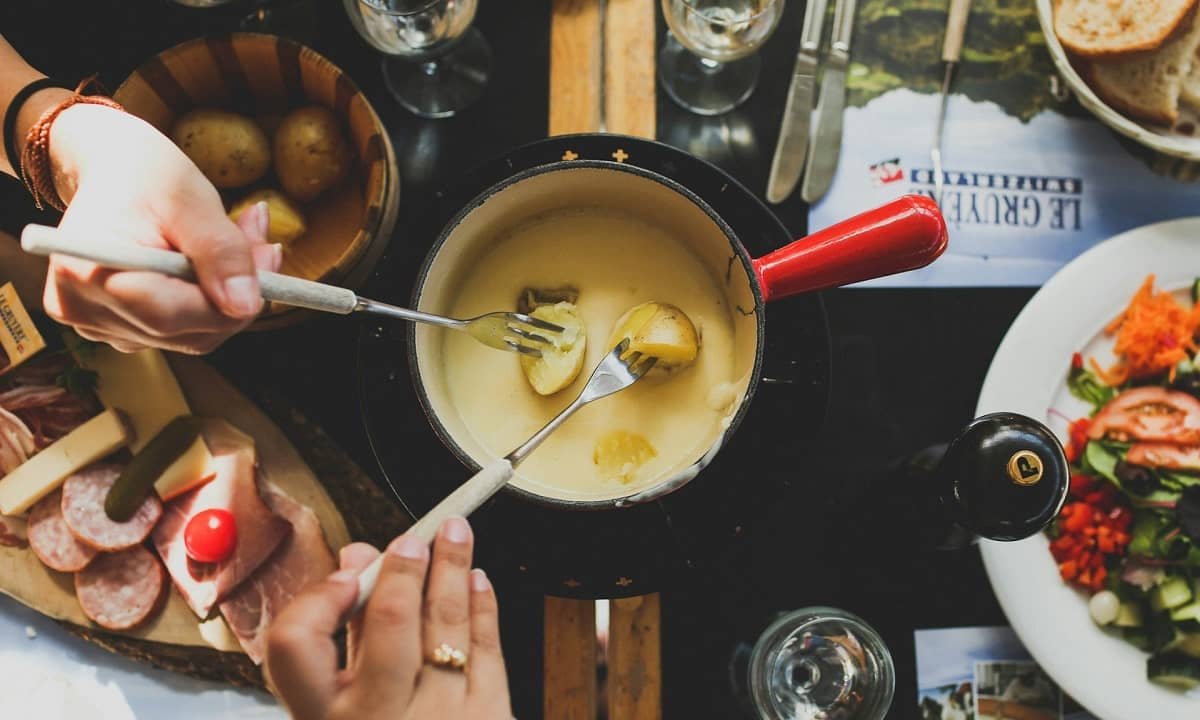 10 raisons de savourer une fondue savoyarde